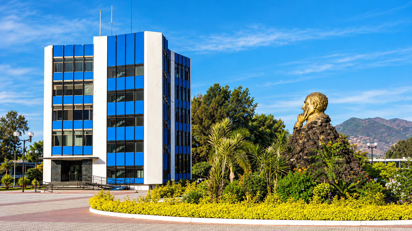 Recreación editorial: Busto de Amado Nervo y entorno de Rectoría, Tepic.