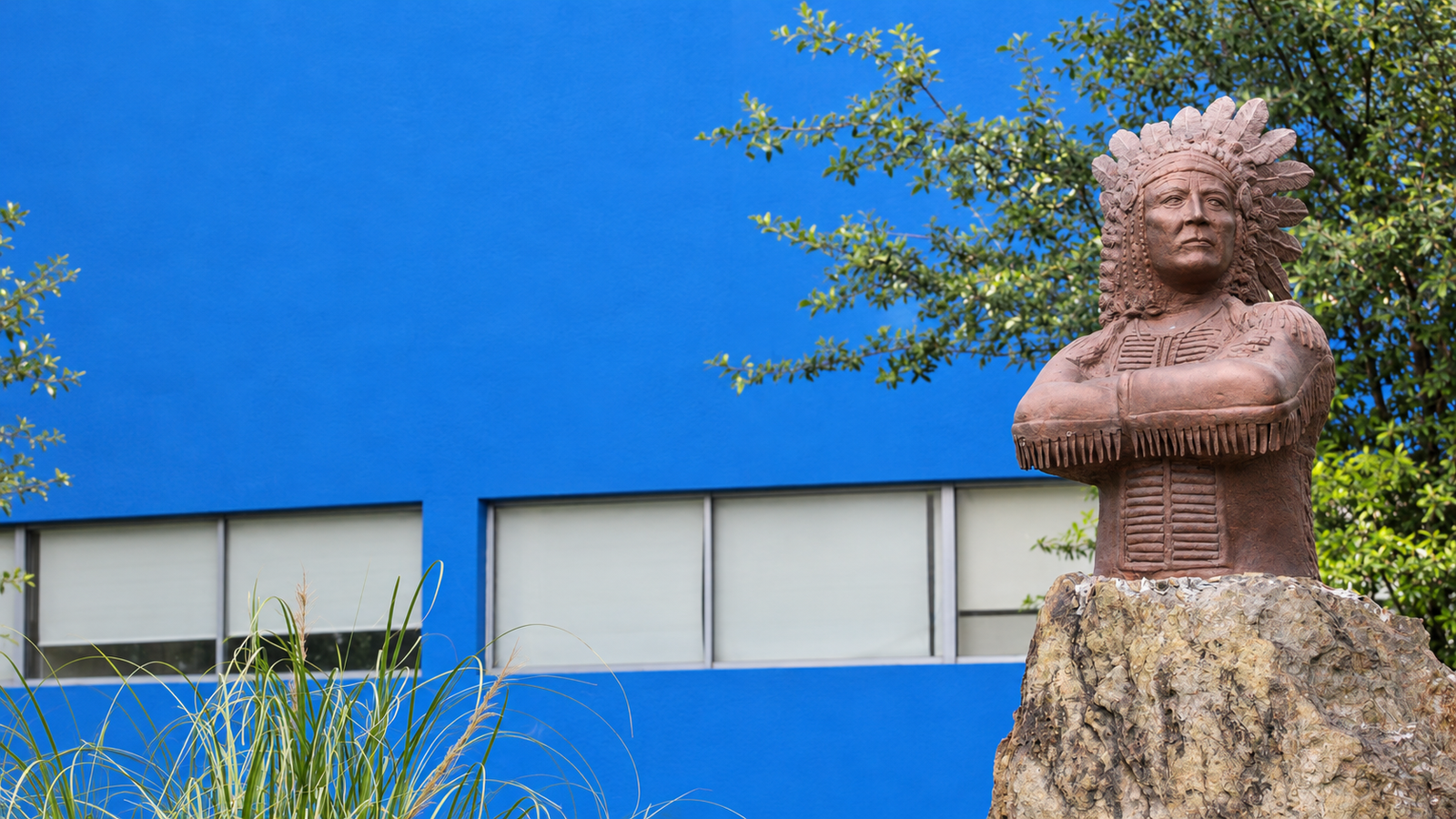 Recreación editorial: Escultura y fachada de Psicología, Monterrey.